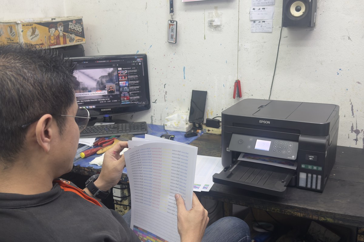 ช่าง KVC ตรวจผลทดสอบพิมพ์ของเครื่อง Epson EcoTank